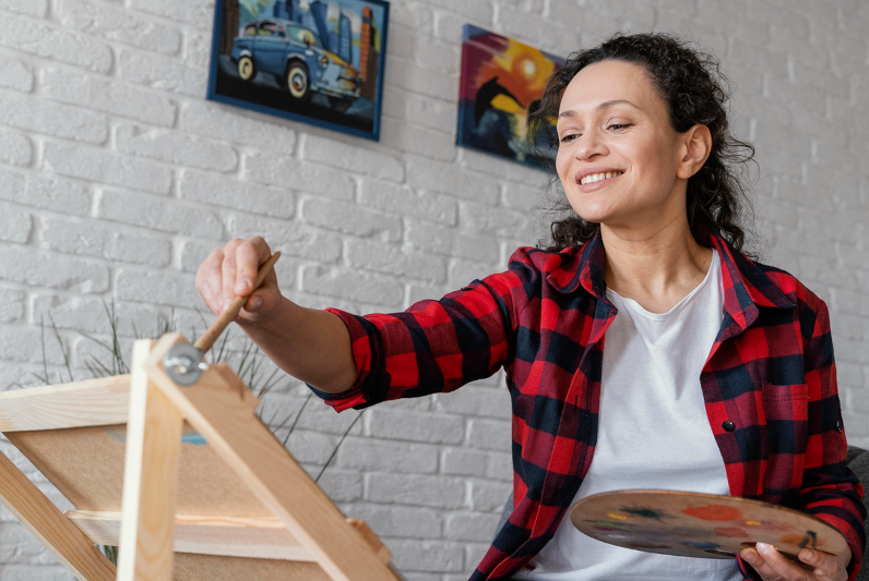 Femme qui sourit dans un atelier clair