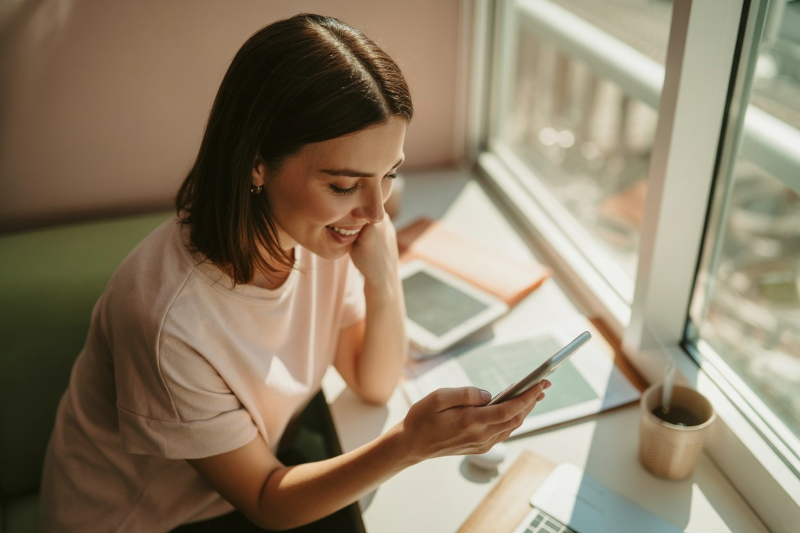 Femme qui envoie un message